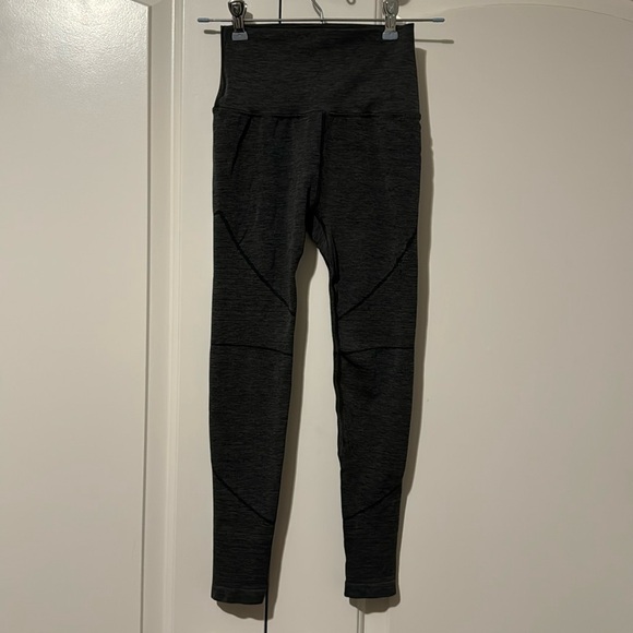 Alphalete Dark Gray Leggings Size Small FLAWED - Picture 1 of 5